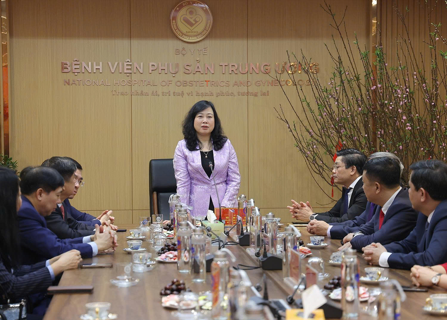 Bộ trưởng Bộ Y tế Đ&agrave;o Hồng Lan thăm, động vi&ecirc;n y b&aacute;c sĩ trực Tết, ch&uacute;c mừng c&ocirc;ng d&acirc;n nh&iacute; ch&agrave;o đời đ&ecirc;m Giao thừa- Ảnh 1.