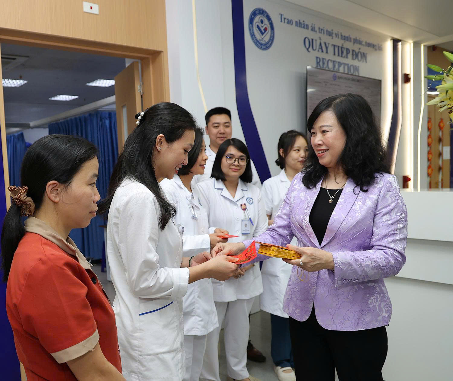 Bộ trưởng Bộ Y tế Đ&agrave;o Hồng Lan thăm, động vi&ecirc;n y b&aacute;c sĩ trực Tết, ch&uacute;c mừng c&ocirc;ng d&acirc;n nh&iacute; ch&agrave;o đời đ&ecirc;m Giao thừa- Ảnh 4.