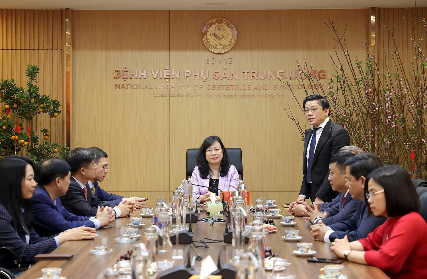 Bộ trưởng Bộ Y tế Đ&agrave;o Hồng Lan thăm, động vi&ecirc;n y b&aacute;c sĩ trực Tết, ch&uacute;c mừng c&ocirc;ng d&acirc;n nh&iacute; ch&agrave;o đời đ&ecirc;m Giao thừa- Ảnh 2.