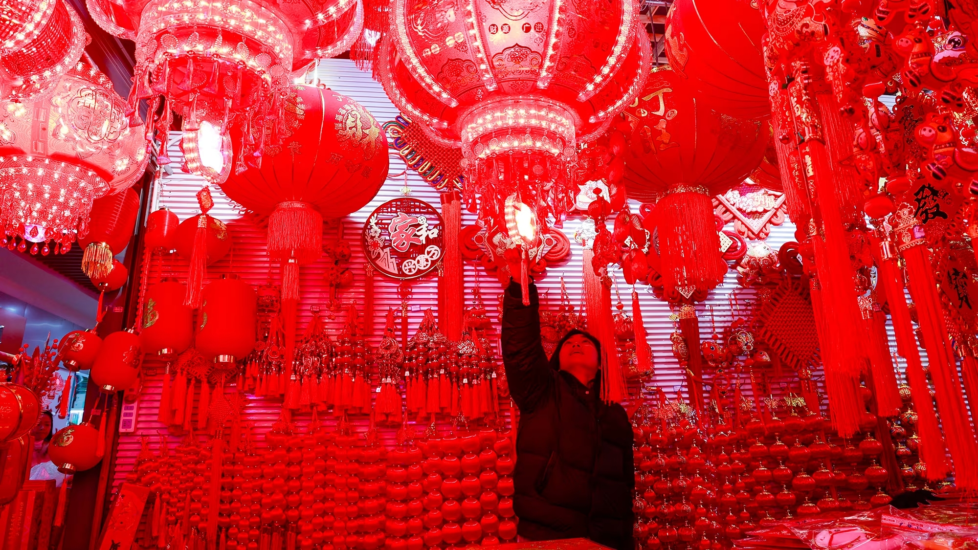 Năm Ngựa Lửa 2026: Kh&ocirc;ng kh&iacute; Tết rực đỏ v&agrave; l&agrave;n s&oacute;ng di chuyển kỷ lục- Ảnh 2.