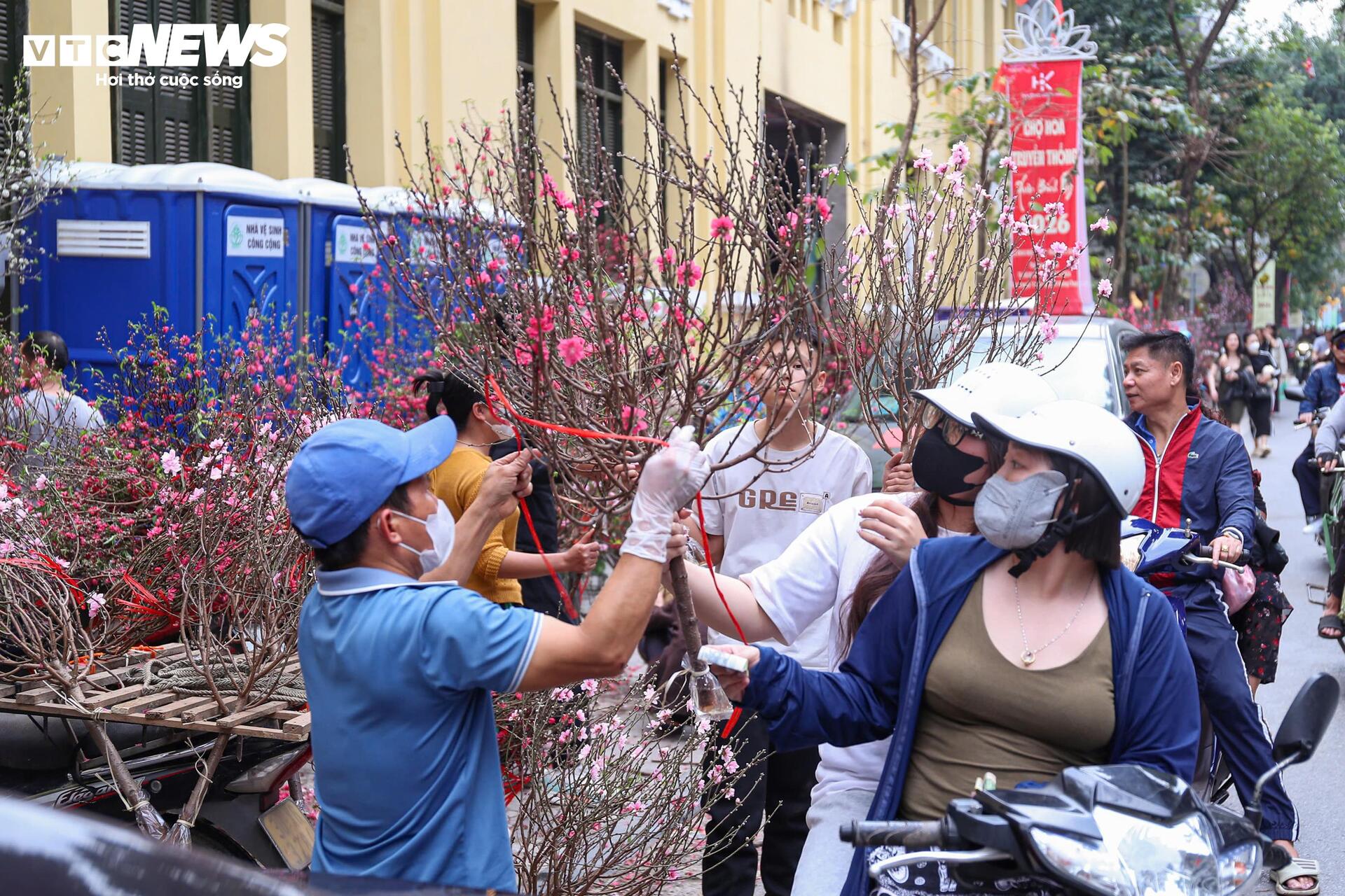 H&agrave; Nội th&ocirc;ng tho&aacute;ng, y&ecirc;n b&igrave;nh ng&agrave;y 29 Tết - Ảnh 8.