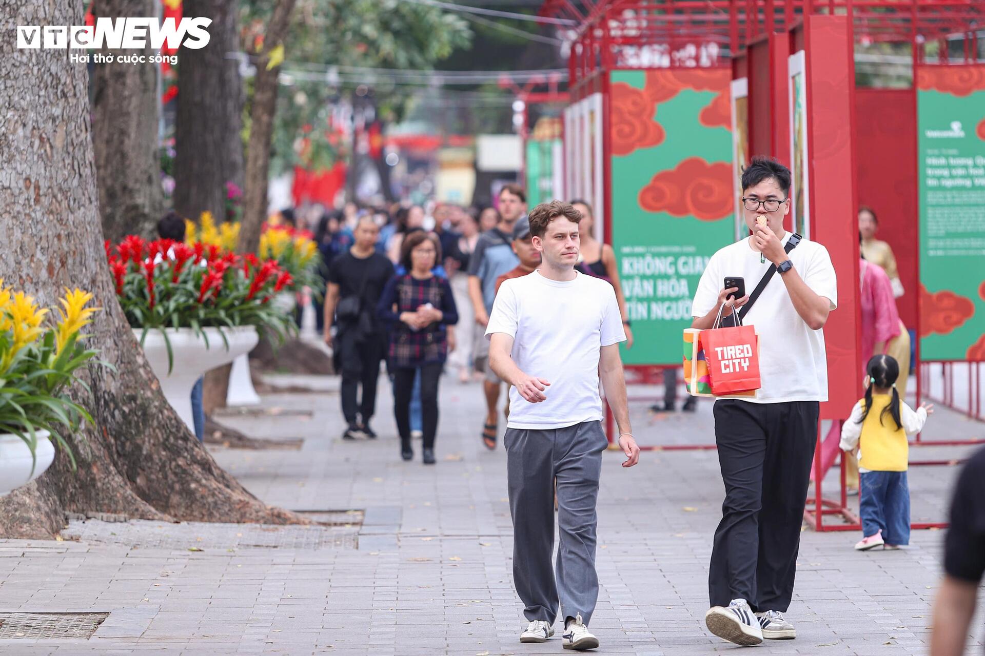 H&agrave; Nội th&ocirc;ng tho&aacute;ng, y&ecirc;n b&igrave;nh ng&agrave;y 29 Tết - Ảnh 7.