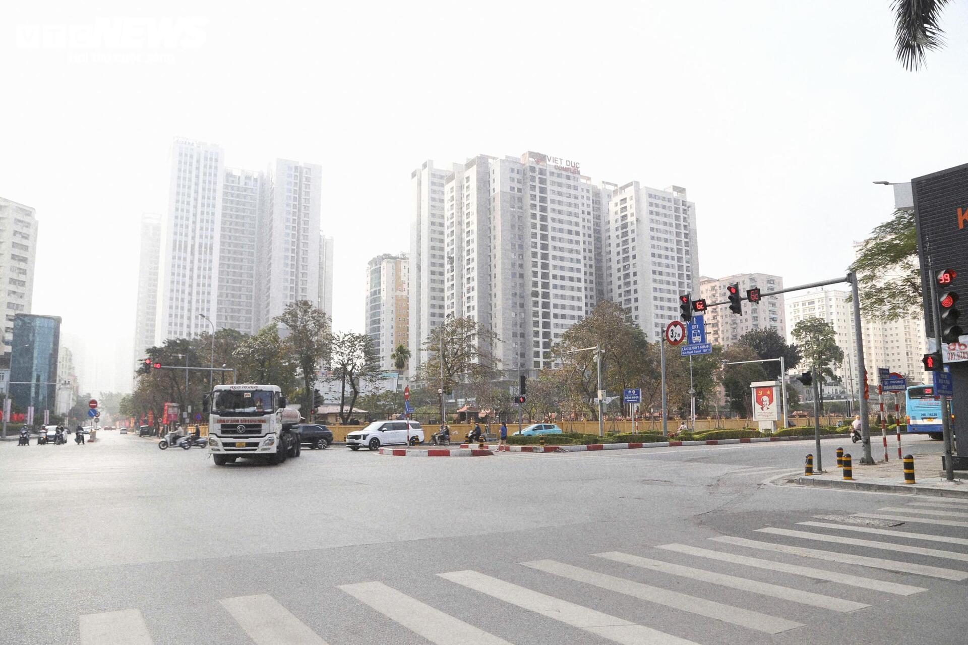 H&agrave; Nội th&ocirc;ng tho&aacute;ng, y&ecirc;n b&igrave;nh ng&agrave;y 29 Tết - Ảnh 2.