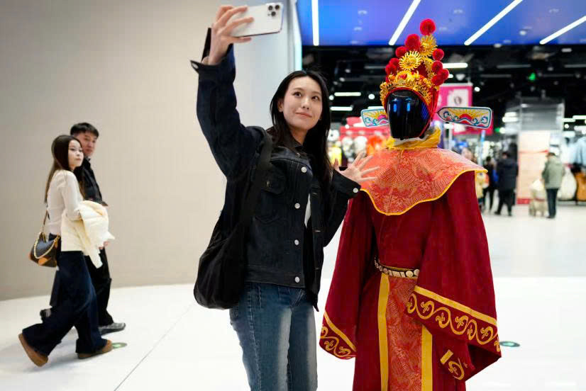 Năm Ngựa Lửa 2026: Kh&ocirc;ng kh&iacute; Tết rực đỏ v&agrave; l&agrave;n s&oacute;ng di chuyển kỷ lục- Ảnh 4.