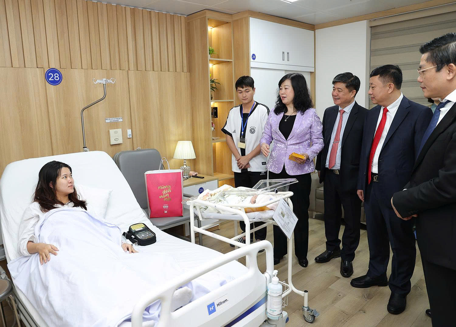 Bộ trưởng Bộ Y tế Đ&agrave;o Hồng Lan thăm, động vi&ecirc;n y b&aacute;c sĩ trực Tết, ch&uacute;c mừng c&ocirc;ng d&acirc;n nh&iacute; ch&agrave;o đời đ&ecirc;m Giao thừa- Ảnh 6.