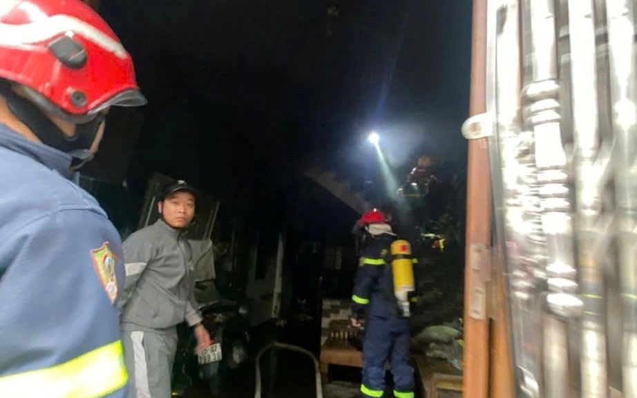 Cảnh s&aacute;t Hải Ph&ograve;ng giải cứu hai người trong vụ hỏa hoạn s&aacute;ng M&ugrave;ng 1 Tết
