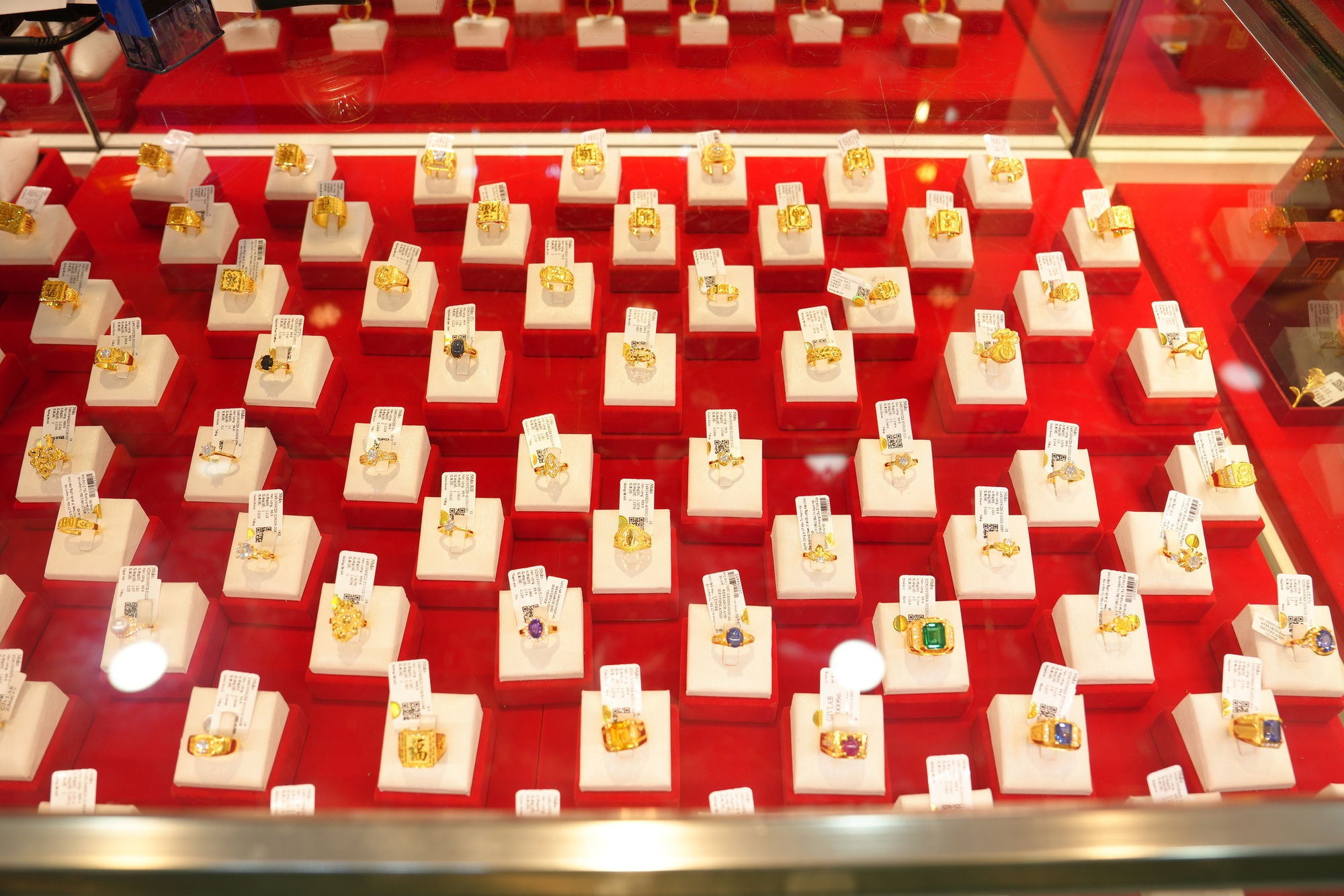 Gi&aacute; v&agrave;ng giảm mạnh m&ugrave;ng 1 Tết 2026: Thị trường kim lọai q&uacute;y biến động - Ảnh 2.