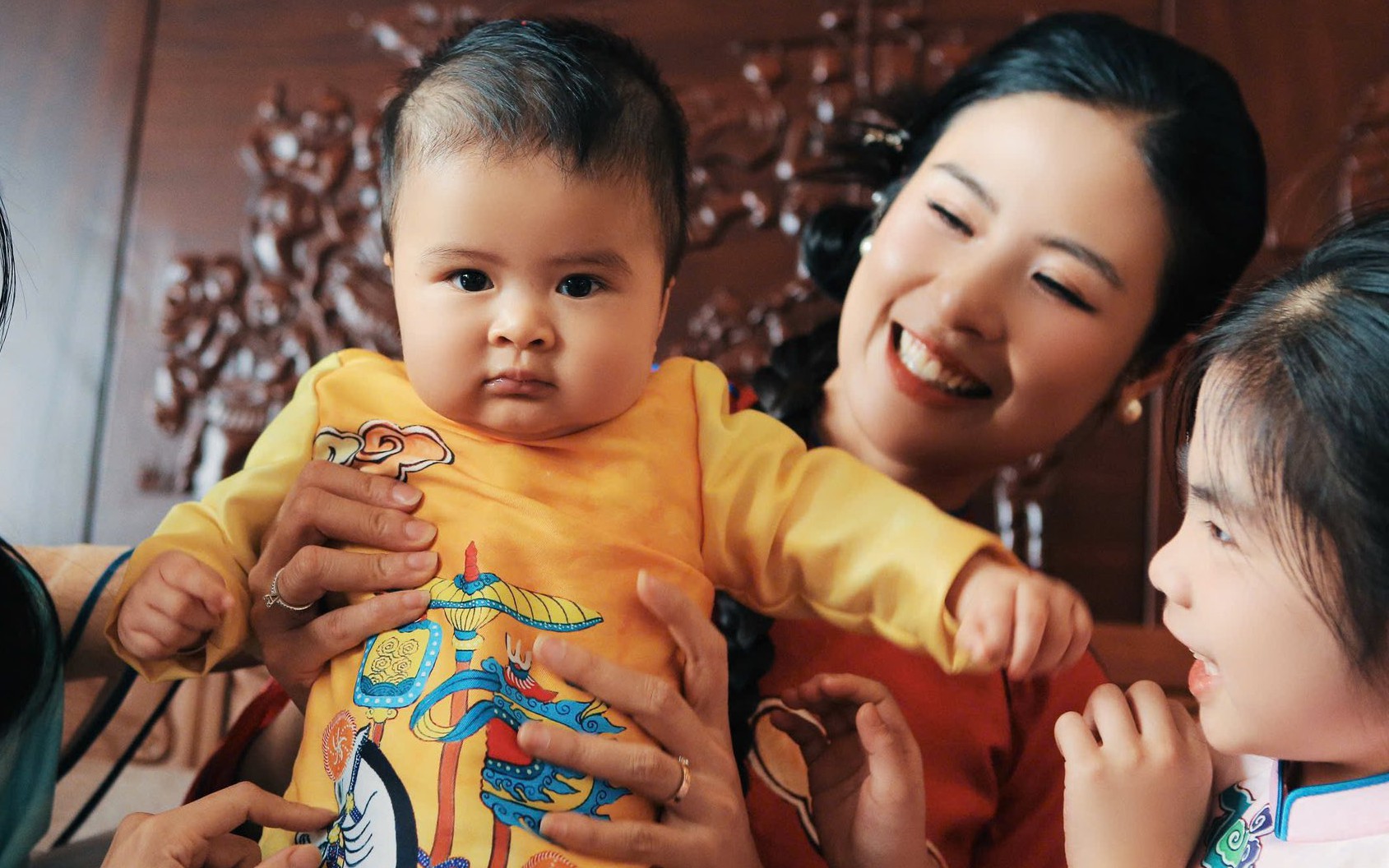 Khoảnh khắc Tết đầu ti&ecirc;n của qu&yacute; tử 6 th&aacute;ng tuổi nh&agrave; Ngọc H&acirc;n