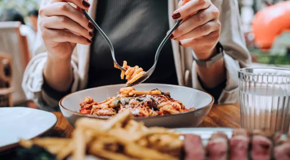 Ung thư đại trực tr&agrave;ng ở người trẻ tăng 45%, chuy&ecirc;n gia cảnh b&aacute;o 7 nh&oacute;m thực phẩm n&ecirc;n hạn chế