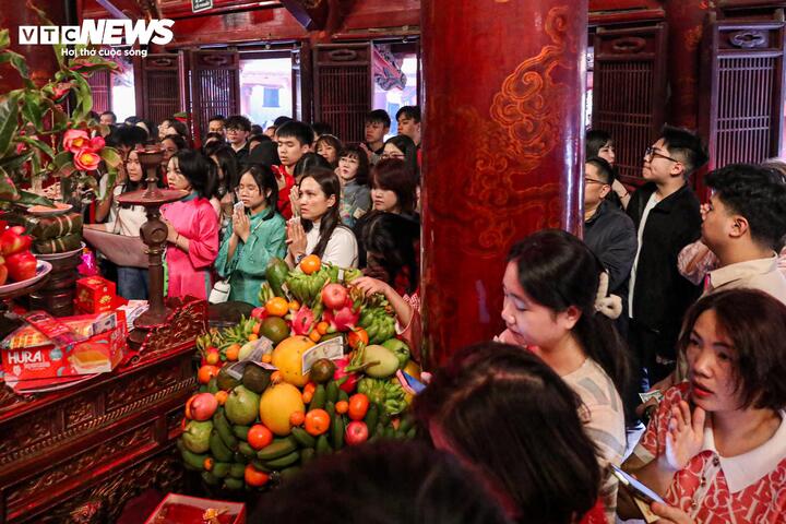 Người d&acirc;n nườm nượp đổ về Văn Miếu xin chữ đầu năm - Ảnh 7.