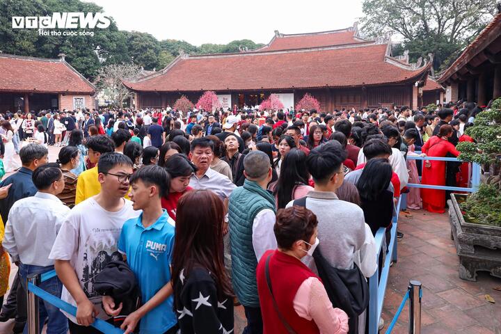 Người d&acirc;n nườm nượp đổ về Văn Miếu xin chữ đầu năm - Ảnh 9.