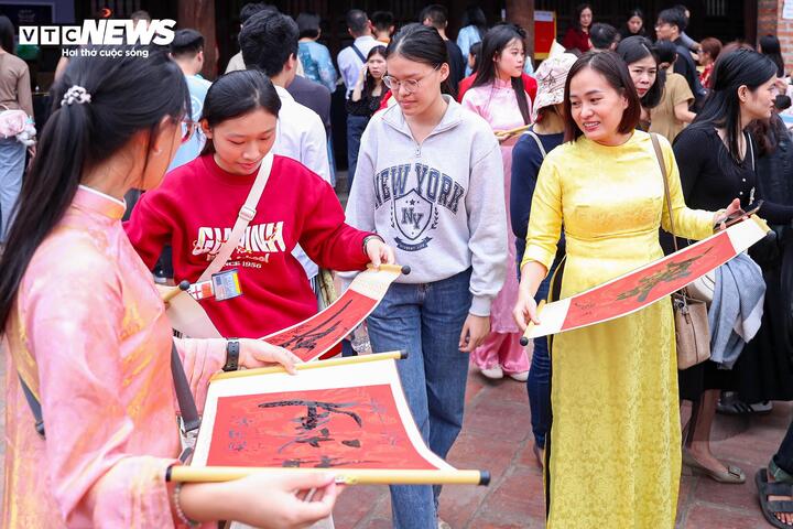 Người d&acirc;n nườm nượp đổ về Văn Miếu xin chữ đầu năm - Ảnh 12.