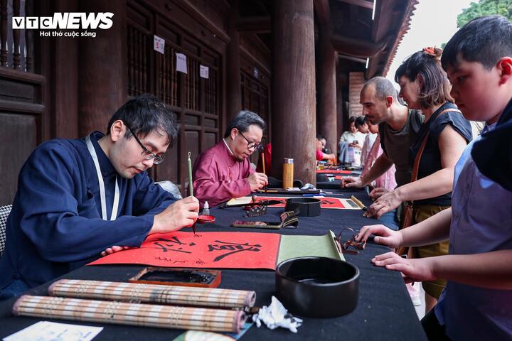 Người d&acirc;n nườm nượp đổ về Văn Miếu xin chữ đầu năm - Ảnh 11.