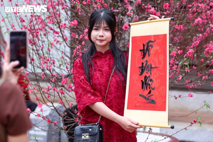 Người d&acirc;n nườm nượp đổ về Văn Miếu xin chữ đầu năm - Ảnh 13.