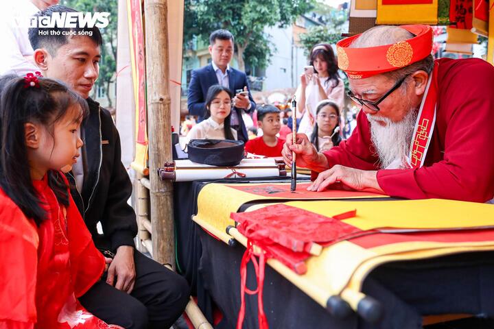 Người d&acirc;n nườm nượp đổ về Văn Miếu xin chữ đầu năm - Ảnh 15.