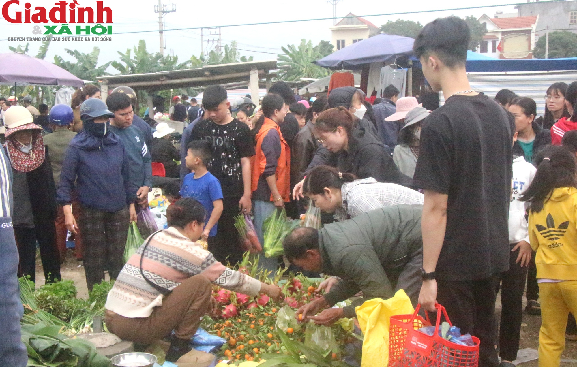 Chợ Vé cuối năm - Nơi lưu giữ những hoài niệm tìm về ký ức xưa - Ảnh 2. Chợ Vé cuối năm - Nơi lưu giữ những hoài niệm tìm về ký ức xưa - Ảnh 2.