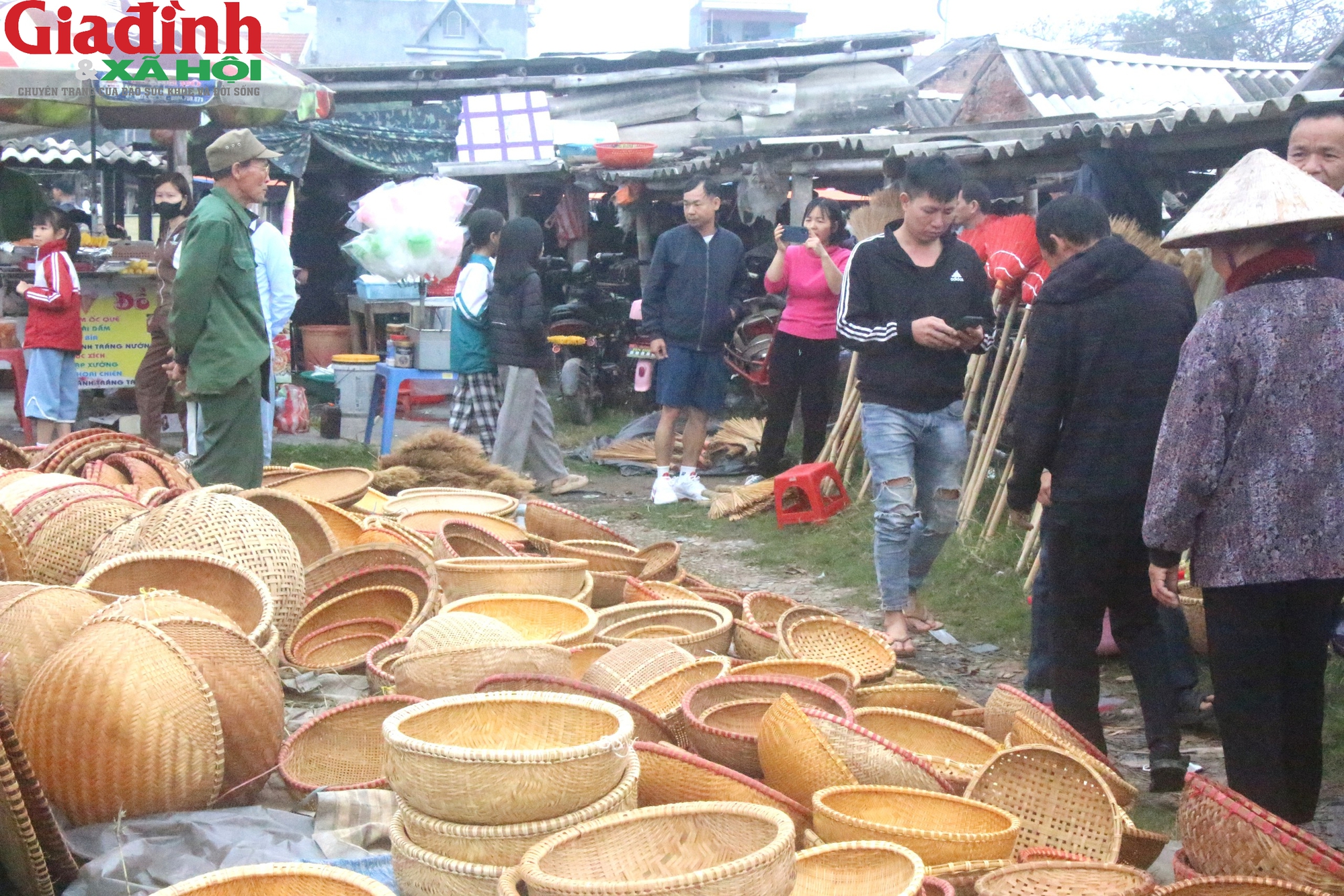 Chợ Vé cuối năm - Nơi lưu giữ những hoài niệm tìm về ký ức xưa - Ảnh 7. Chợ Vé cuối năm - Nơi lưu giữ những hoài niệm tìm về ký ức xưa - Ảnh 7.