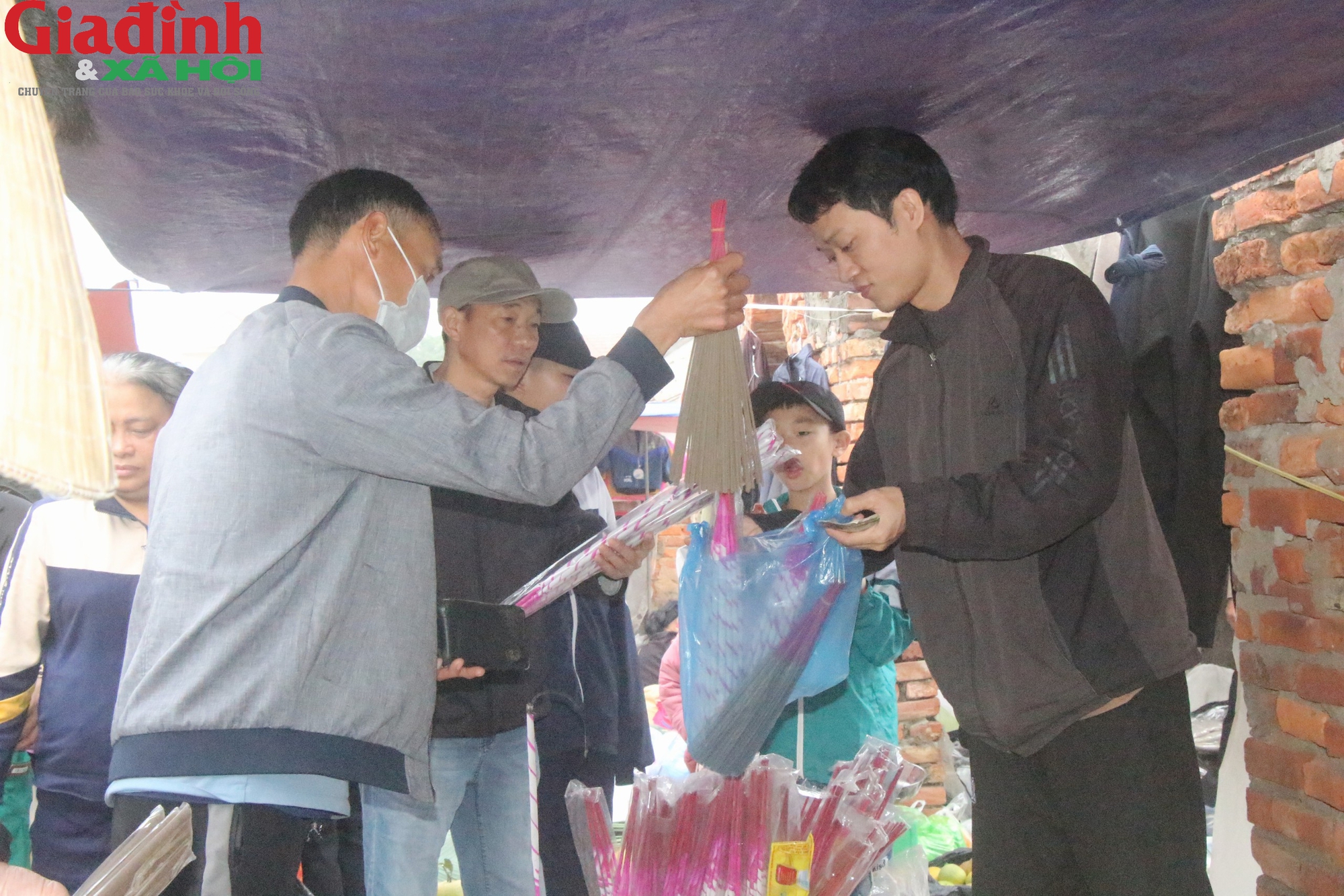 Chợ Vé cuối năm - Nơi lưu giữ những hoài niệm tìm về ký ức xưa - Ảnh 8. Chợ Vé cuối năm - Nơi lưu giữ những hoài niệm tìm về ký ức xưa - Ảnh 8.