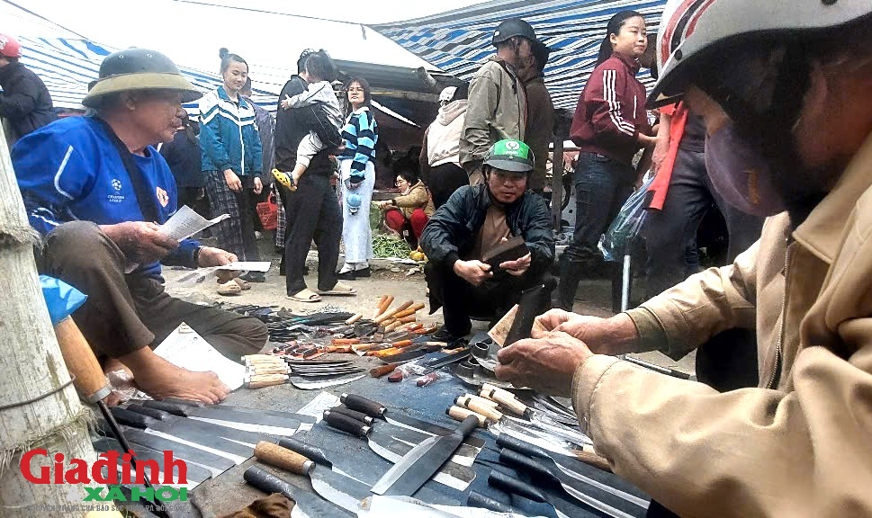 Chợ Vé cuối năm - Nơi lưu giữ những hoài niệm tìm về ký ức xưa - Ảnh 10. Chợ Vé cuối năm - Nơi lưu giữ những hoài niệm tìm về ký ức xưa - Ảnh 10.