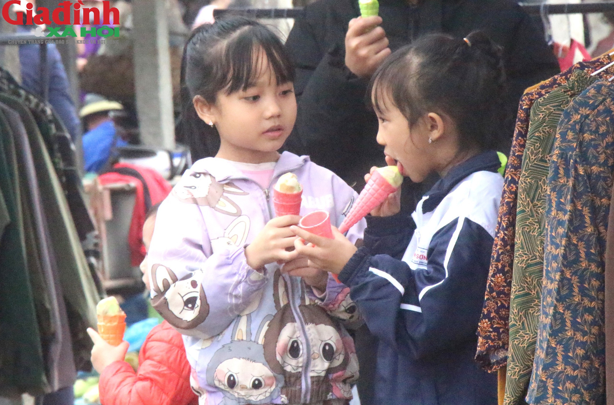 Chợ Vé cuối năm - Nơi lưu giữ những hoài niệm tìm về ký ức xưa - Ảnh 20. Chợ Vé cuối năm - Nơi lưu giữ những hoài niệm tìm về ký ức xưa - Ảnh 20.