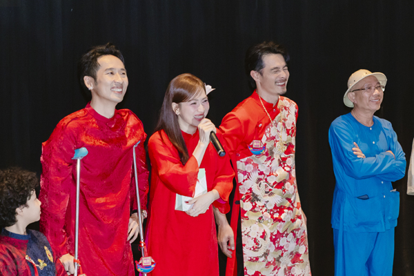 Qu&aacute;ch Ngọc Ngoan qu&ecirc;n Tết, Tuấn Trấn di chuyển bằng nạng đi quảng b&aacute; phim  - Ảnh 3.