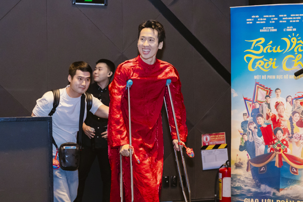 Qu&aacute;ch Ngọc Ngoan qu&ecirc;n Tết, Tuấn Trấn di chuyển bằng nạng đi quảng b&aacute; phim  - Ảnh 4.