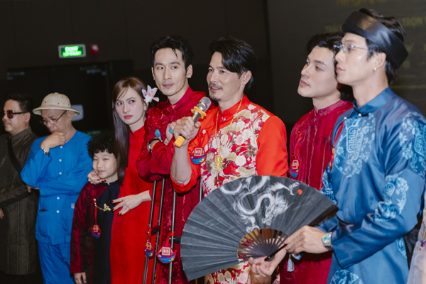 Qu&aacute;ch Ngọc Ngoan qu&ecirc;n Tết, Tuấn Trấn di chuyển bằng nạng đi quảng b&aacute; phim  - Ảnh 2.