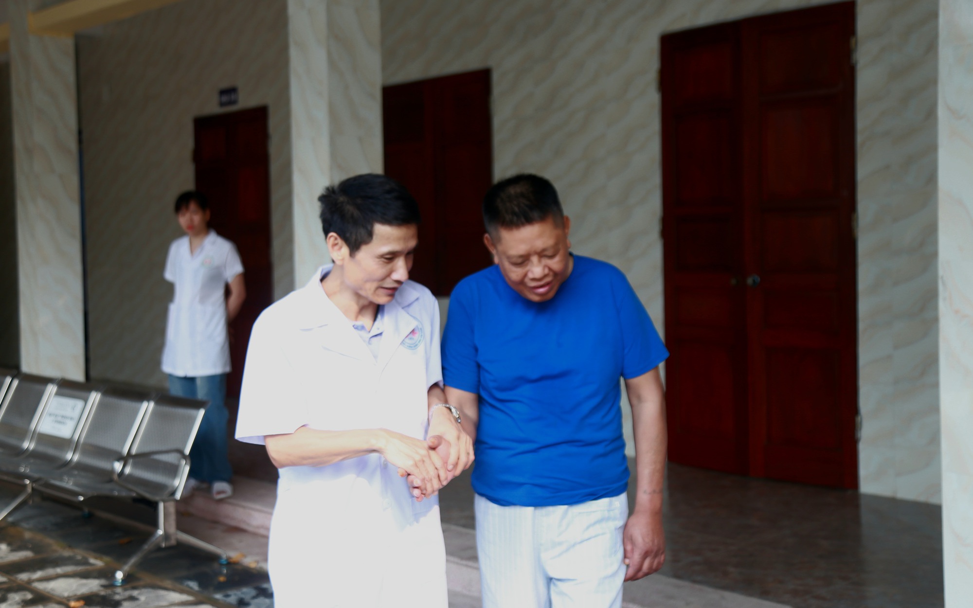 Một Ngày Ở Mặt Trận Không Tiếng Súng: Những Người Thầy Thuốc Tiếp Tục Cuộc Chiến