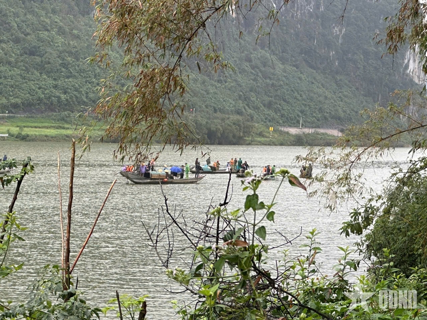 Quảng Trị: Lật thuyền tr&ecirc;n s&ocirc;ng Gianh, 2 người tử vong, 2 người mất t&iacute;ch - Ảnh 1.