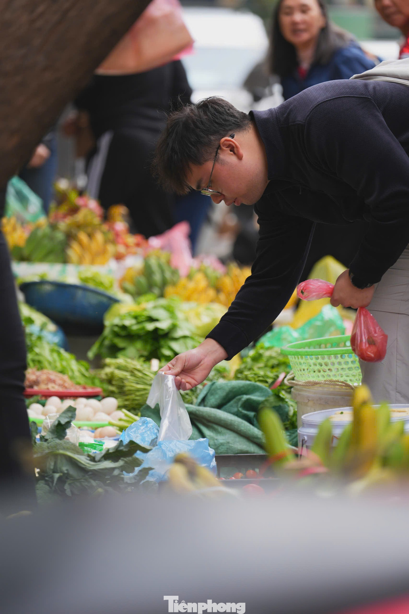 ​Chợ H&agrave; Nội nhộn nhịp ng&agrave;y lễ h&oacute;a v&agrave;ng m&ugrave;ng 3 Tết - Ảnh 14.