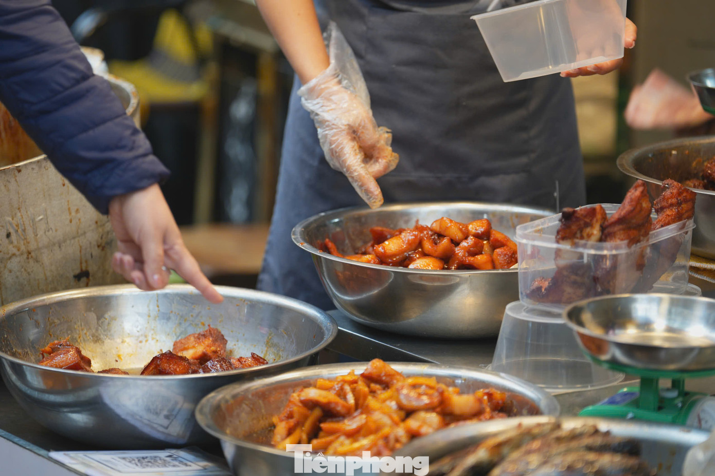 ​Chợ H&agrave; Nội nhộn nhịp ng&agrave;y lễ h&oacute;a v&agrave;ng m&ugrave;ng 3 Tết - Ảnh 3.