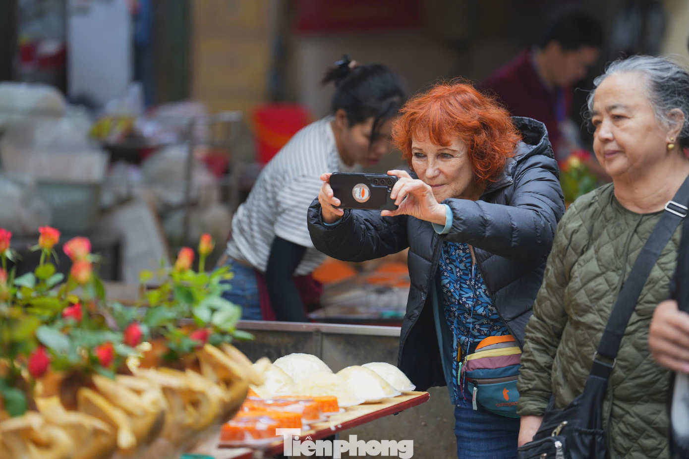 ​Chợ H&agrave; Nội nhộn nhịp ng&agrave;y lễ h&oacute;a v&agrave;ng m&ugrave;ng 3 Tết - Ảnh 8.