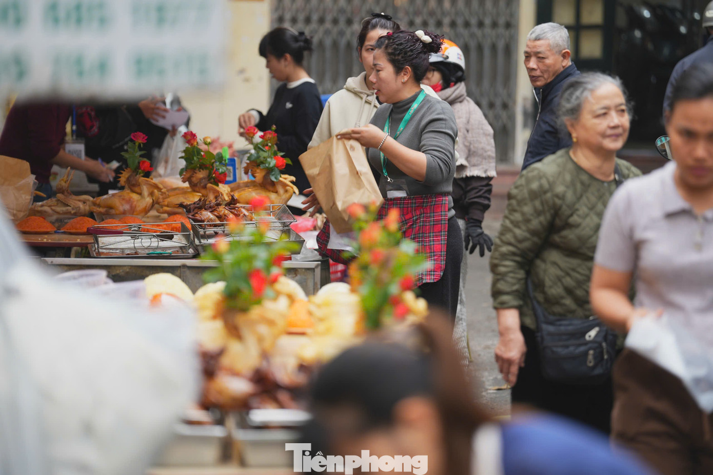 ​Chợ H&agrave; Nội nhộn nhịp ng&agrave;y lễ h&oacute;a v&agrave;ng m&ugrave;ng 3 Tết - Ảnh 4.