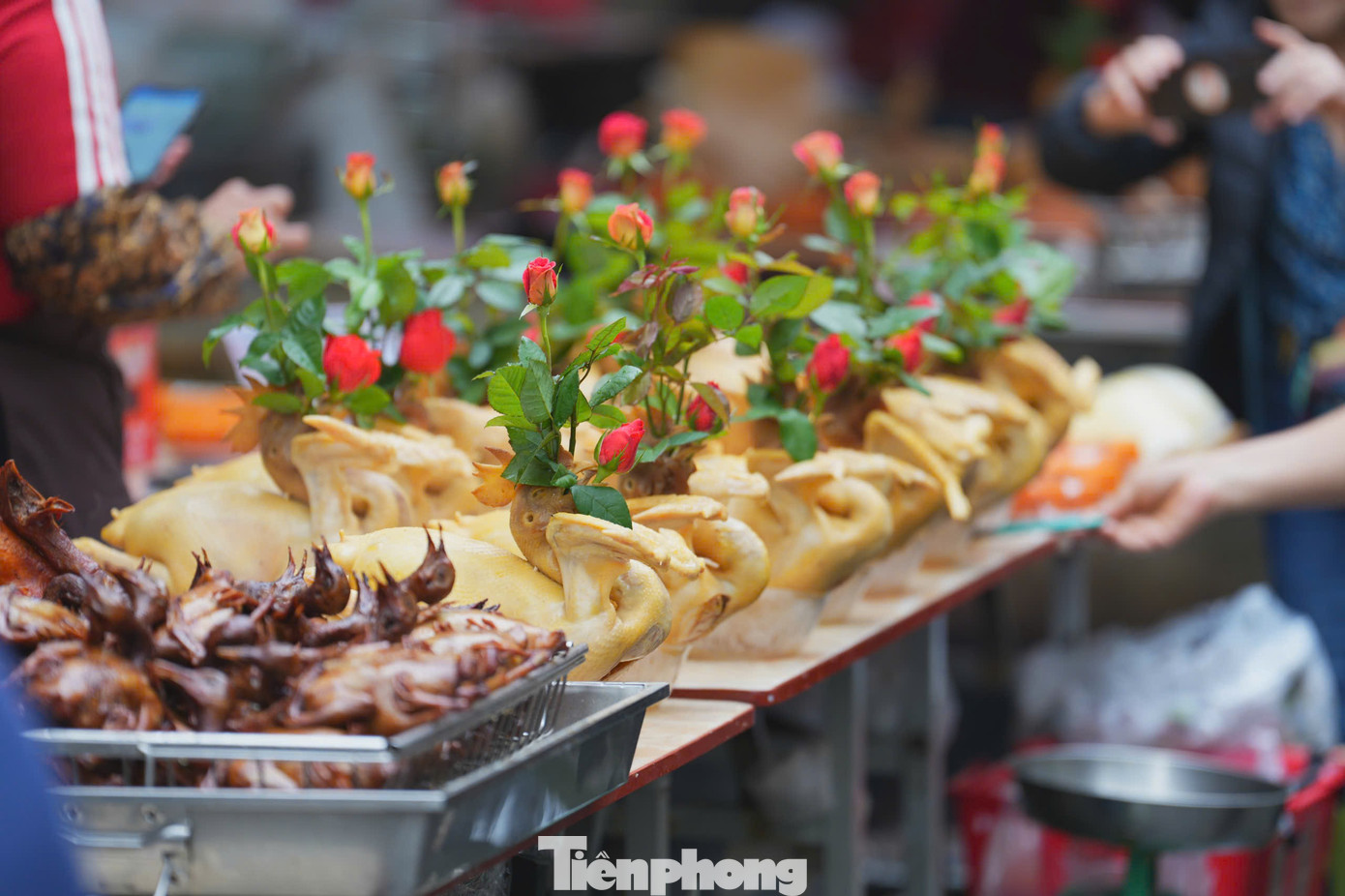 ​Chợ H&agrave; Nội nhộn nhịp ng&agrave;y lễ h&oacute;a v&agrave;ng m&ugrave;ng 3 Tết - Ảnh 6.