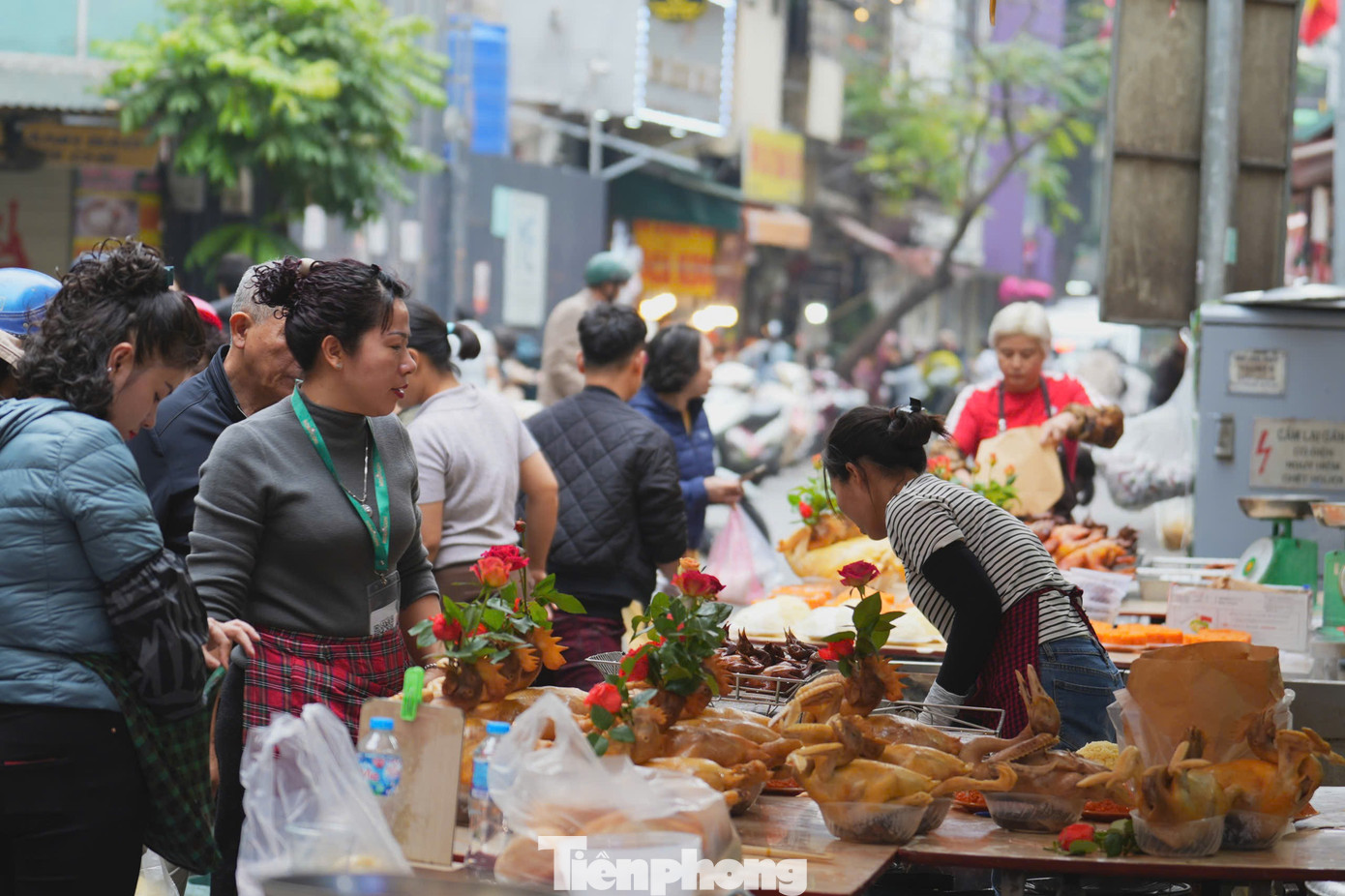 ​Chợ H&agrave; Nội nhộn nhịp ng&agrave;y lễ h&oacute;a v&agrave;ng m&ugrave;ng 3 Tết - Ảnh 1.