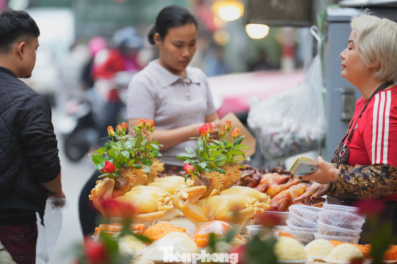 ​Chợ H&agrave; Nội nhộn nhịp ng&agrave;y lễ h&oacute;a v&agrave;ng m&ugrave;ng 3 Tết - Ảnh 5.