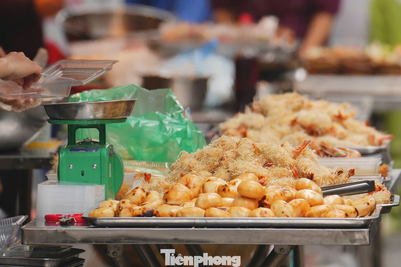 ​Chợ H&agrave; Nội nhộn nhịp ng&agrave;y lễ h&oacute;a v&agrave;ng m&ugrave;ng 3 Tết - Ảnh 11.