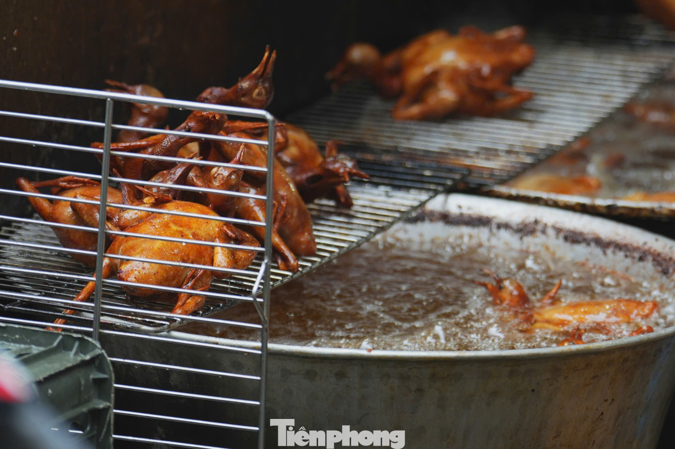 ​Chợ H&agrave; Nội nhộn nhịp ng&agrave;y lễ h&oacute;a v&agrave;ng m&ugrave;ng 3 Tết - Ảnh 10.