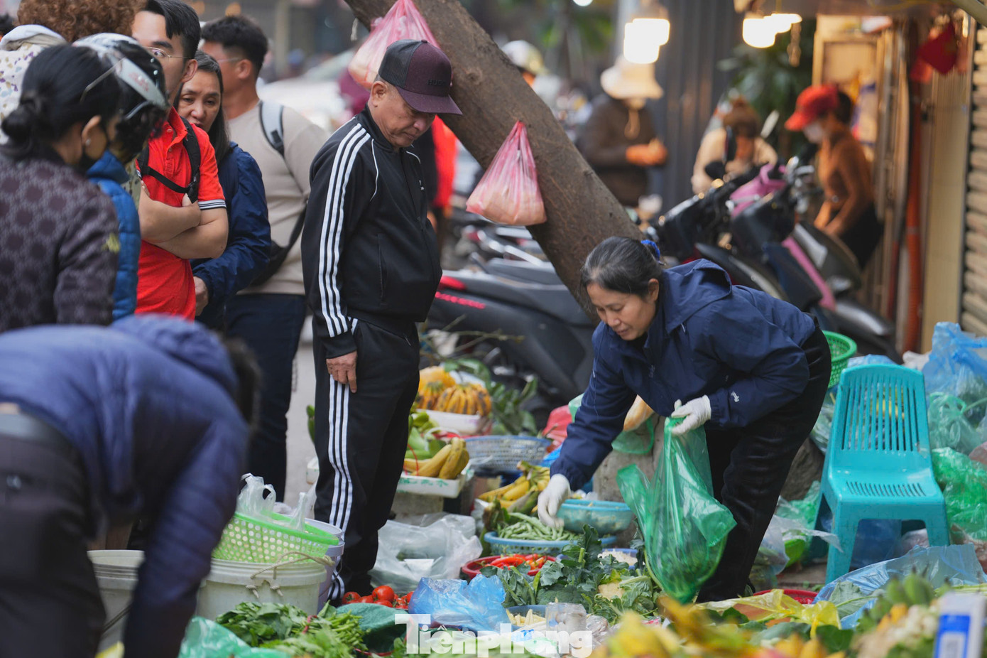 ​Chợ H&agrave; Nội nhộn nhịp ng&agrave;y lễ h&oacute;a v&agrave;ng m&ugrave;ng 3 Tết - Ảnh 18.