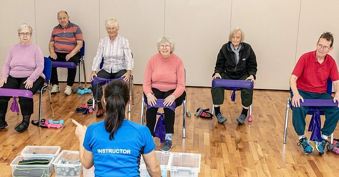 5 b&agrave;i tập k&eacute;o gi&atilde;n khi ngồi d&agrave;nh cho người cao tuổi- Ảnh 1.