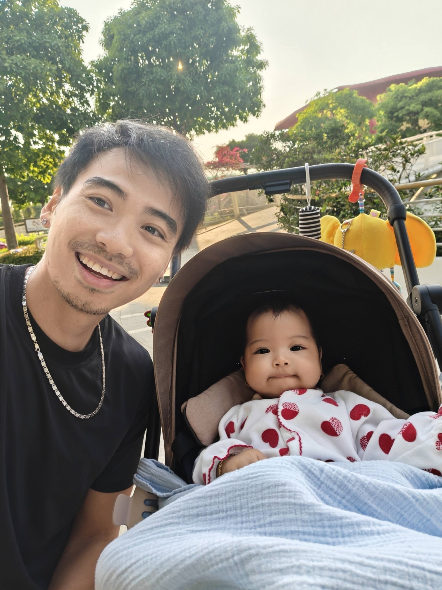 Con gái H'Hen Niê gây sốt với biểu cảm hài hước khi đi giày cao gót - Ảnh 5. Con gái H'Hen Niê gây sốt với biểu cảm hài hước khi đi giày cao gót - Ảnh 5.