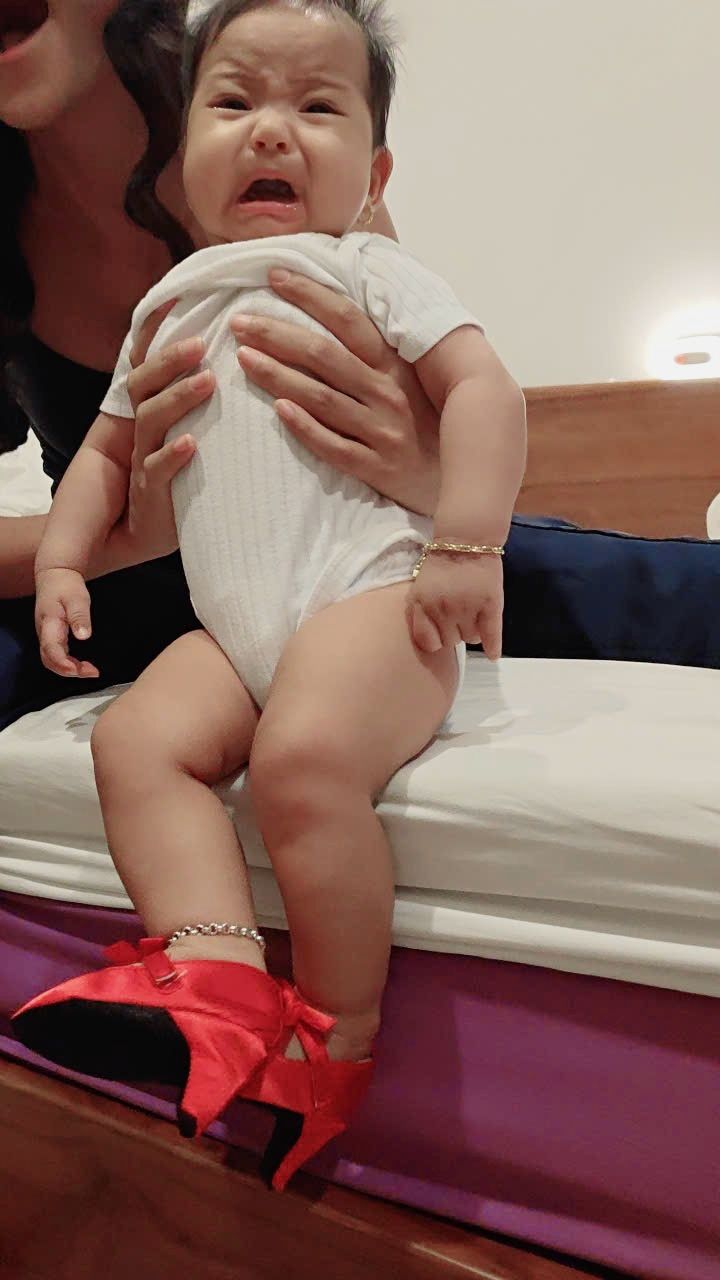 Con gái H'Hen Niê gây sốt với biểu cảm hài hước khi đi giày cao gót - Ảnh 3. Con gái H'Hen Niê gây sốt với biểu cảm hài hước khi đi giày cao gót - Ảnh 3.