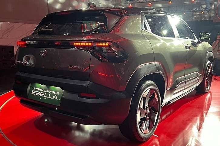 SUV hạng B gi&aacute; 520 triệu đồng của Toyota thiết kế mạnh mẽ, trang bị 7 t&uacute;i kh&iacute; c&ugrave;ng g&oacute;i hỗ trợ l&aacute;i s&aacute;nh ngang Toyota Corolla Cross, rẻ chỉ ngang xe hạng A chắc chắn g&acirc;y sốt nếu về Việt Nam - Ảnh 3.