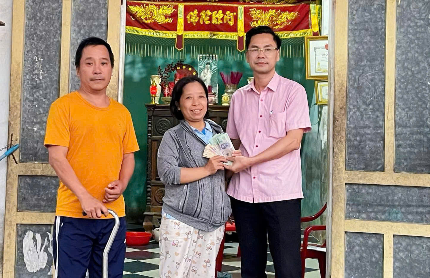 Bạn đọc B&aacute;o Sức khỏe v&agrave; Đời sống tiếp tục sẻ chia với 2 ho&agrave;n cảnh kh&oacute; khăn ở Huế - Ảnh 3.