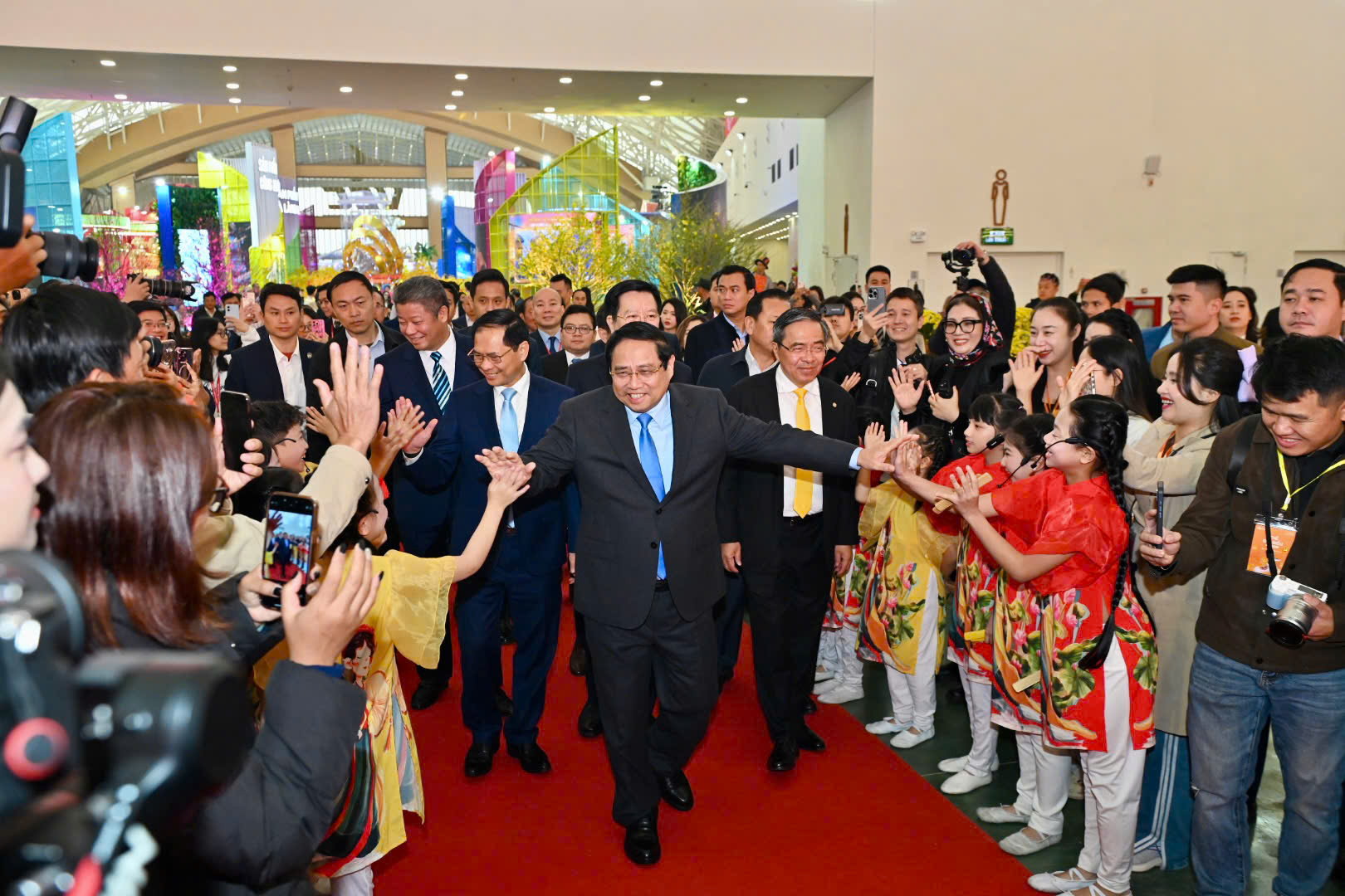 Thủ tướng Phạm Minh Ch&iacute;nh khai mạc Hội chợ M&ugrave;a Xu&acirc;n 2026 tại H&agrave; Nội - Ảnh 2.