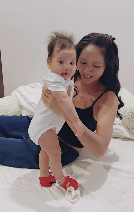 Con gái H'Hen Niê gây sốt với biểu cảm hài hước khi đi giày cao gót - Ảnh 1. Con gái H'Hen Niê gây sốt với biểu cảm hài hước khi đi giày cao gót - Ảnh 1.