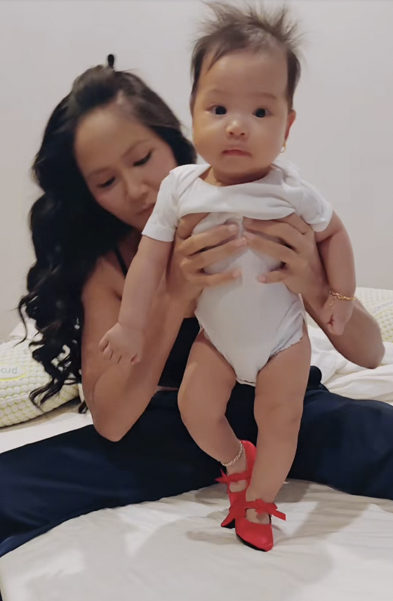 Con gái H'Hen Niê gây sốt với biểu cảm hài hước khi đi giày cao gót - Ảnh 2. Con gái H'Hen Niê gây sốt với biểu cảm hài hước khi đi giày cao gót - Ảnh 2.