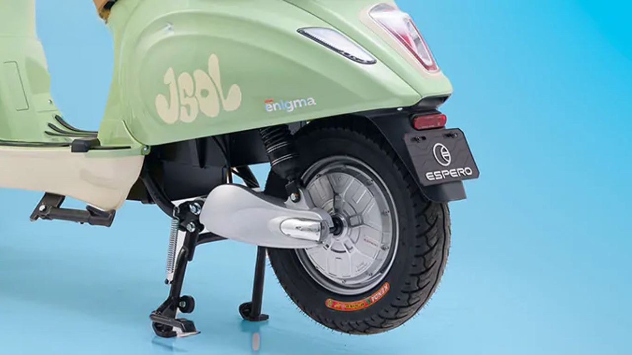 Trải nghiệm xe máy điện giá 18,9 triệu đồng ở Việt Nam đẹp long lanh, pin siêu khỏe, đi xa 100km/lần sạc, rẻ hơn Vision, chỉ như xe số Wave Alpha - Ảnh 4. Trải nghiệm xe máy điện giá 18,9 triệu đồng ở Việt Nam đẹp long lanh, pin siêu khỏe, đi xa 100km/lần sạc, rẻ hơn Vision, chỉ như xe số Wave Alpha - Ảnh 4.