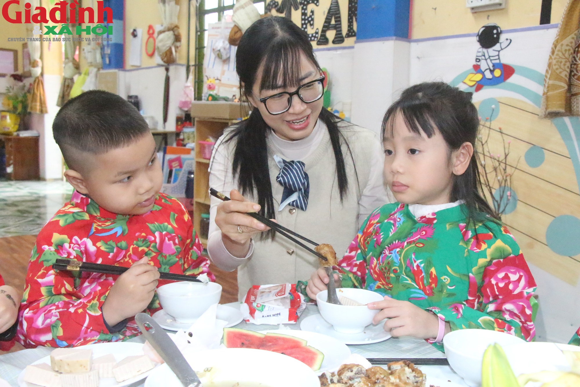 Bữa cơm tất niên 'đặc biệt'của trẻ mầm non: Giáo dục cội nguồn, trải nghiệm Tết cổ truyền - Ảnh 2. Bữa cơm tất niên 'đặc biệt'của trẻ mầm non: Giáo dục cội nguồn, trải nghiệm Tết cổ truyền - Ảnh 2.