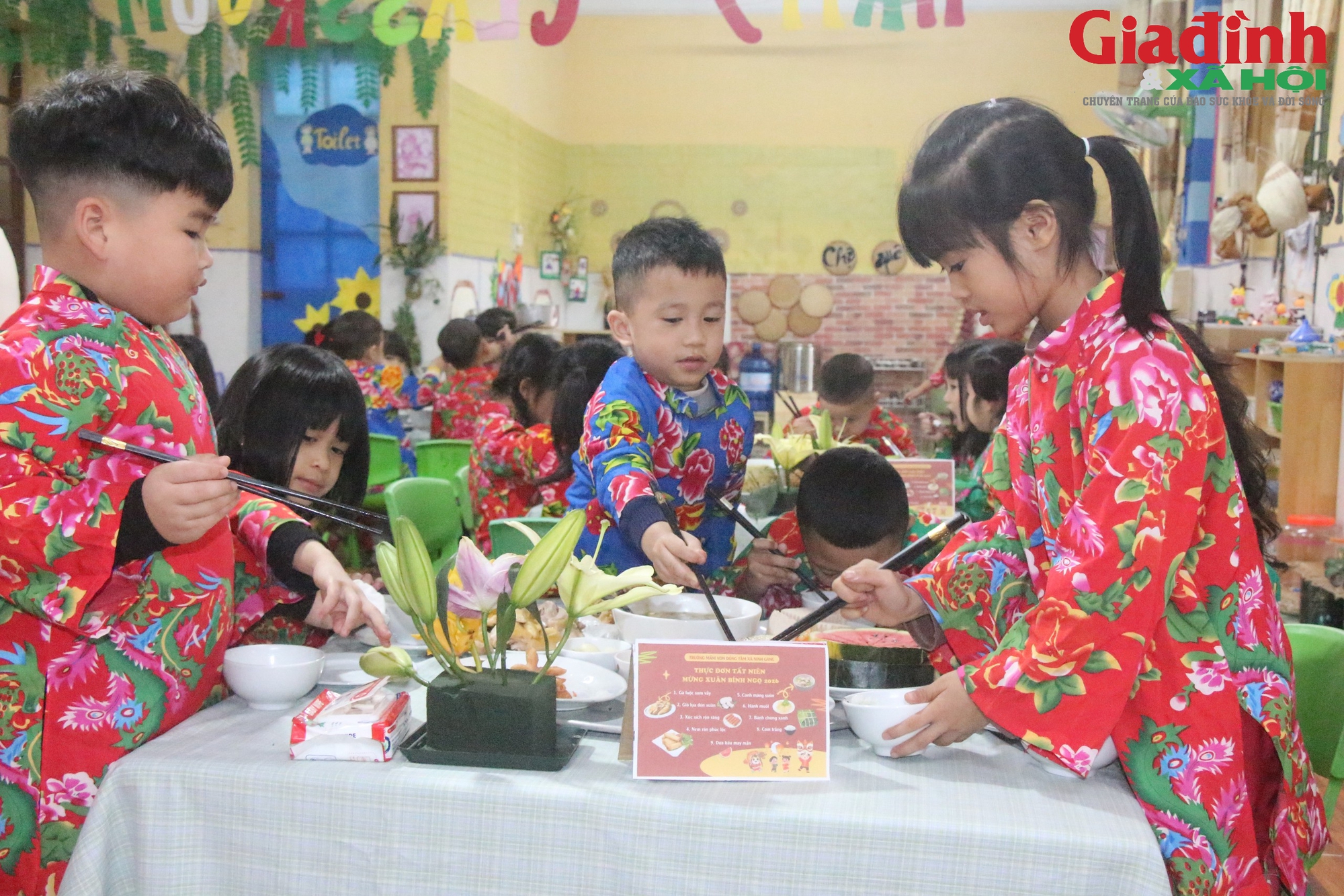 Bữa cơm tất niên 'đặc biệt'của trẻ mầm non: Giáo dục cội nguồn, trải nghiệm Tết cổ truyền - Ảnh 5. Bữa cơm tất niên 'đặc biệt'của trẻ mầm non: Giáo dục cội nguồn, trải nghiệm Tết cổ truyền - Ảnh 5.